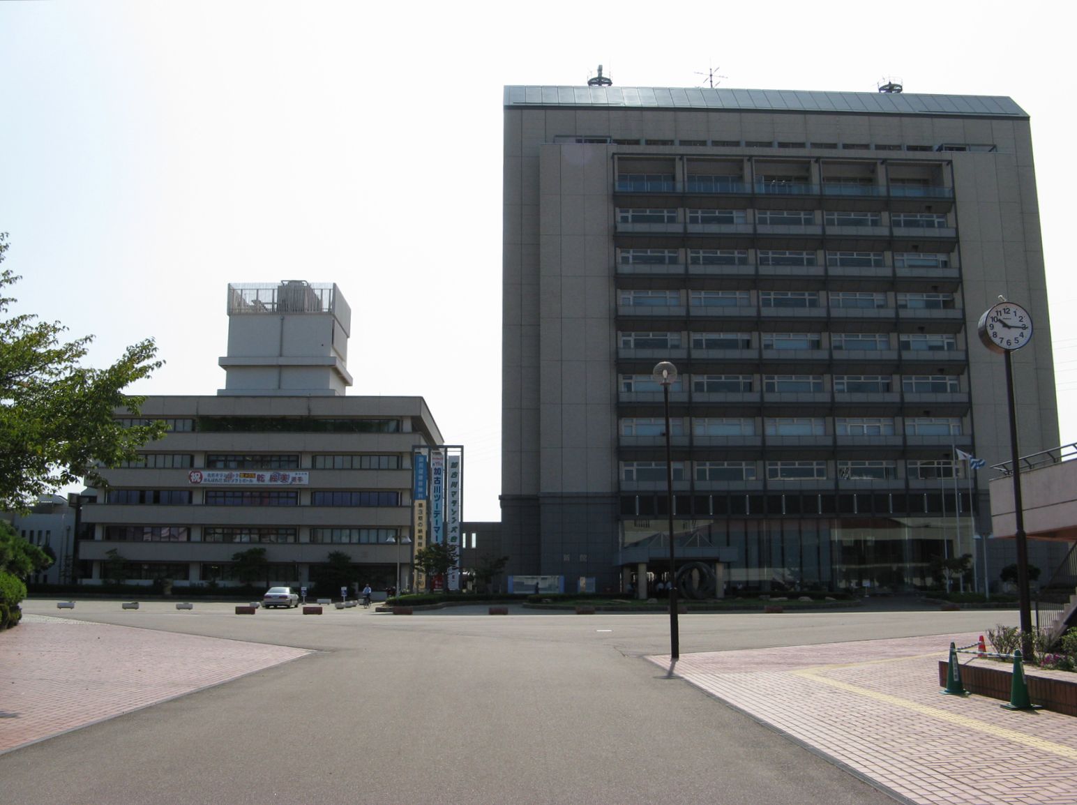 加古川市役所と前の広場