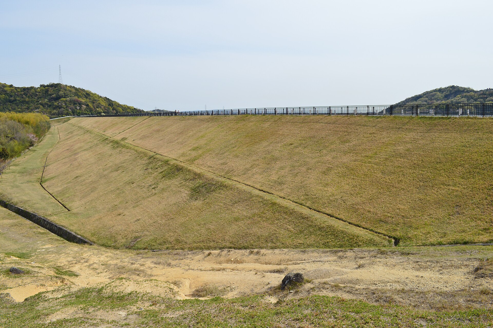 平荘湖の堤防